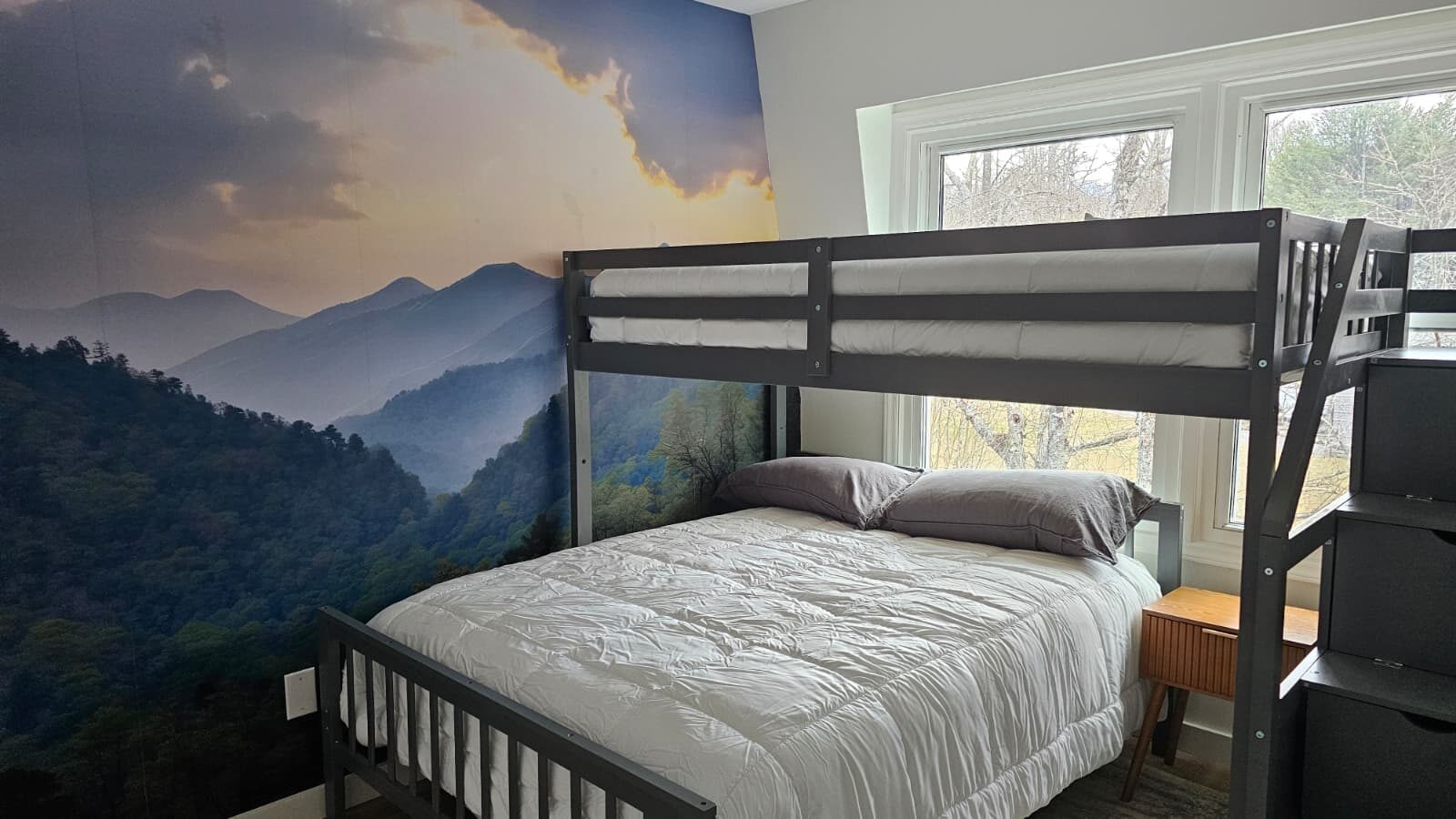 Kids bunk room with twin beds